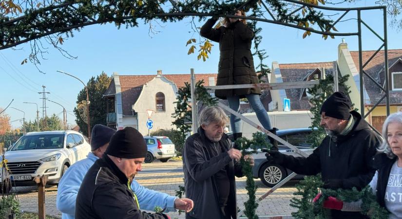 Karácsonyra hangolnak: meseszép lett a balatonlellei adventi park