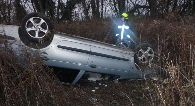 Felborult egy személyautó Igalnál - Fotókkal