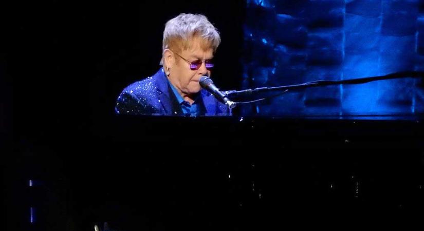 Elton John egyik szemére megvakult