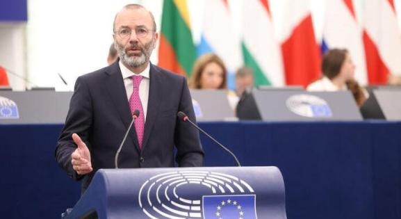 Manfred Weber nyílt színen méltatta Magyar Pétert