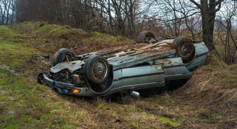 Árokba csapódott egy autó Karácsondon