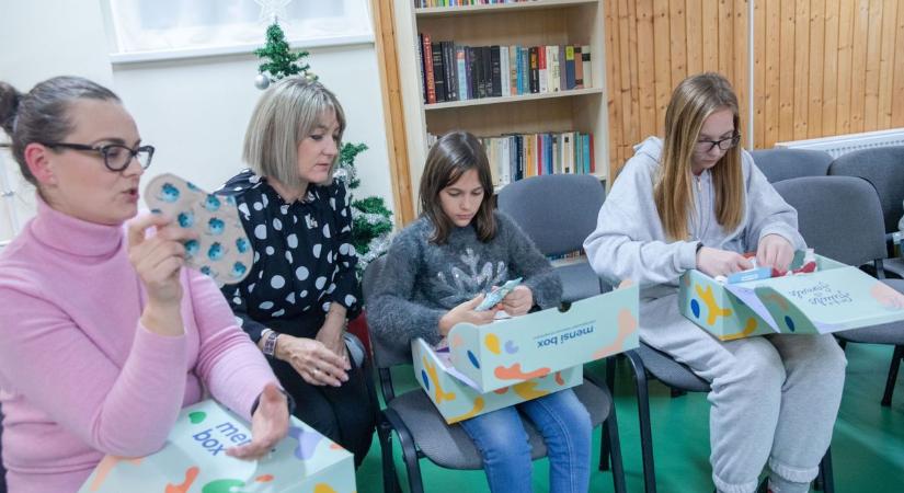 Praktikus holmikat tartalmazó csomagokat kaptak a gyermekotthonban élő lányok (galéria, videó)