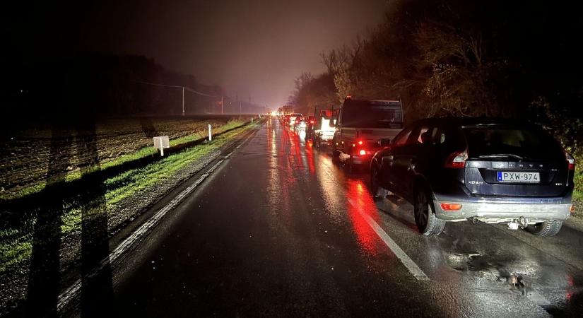 Ijesztő baleset Kővágószőlősnél, elképesztő a dugó (frissítve!)