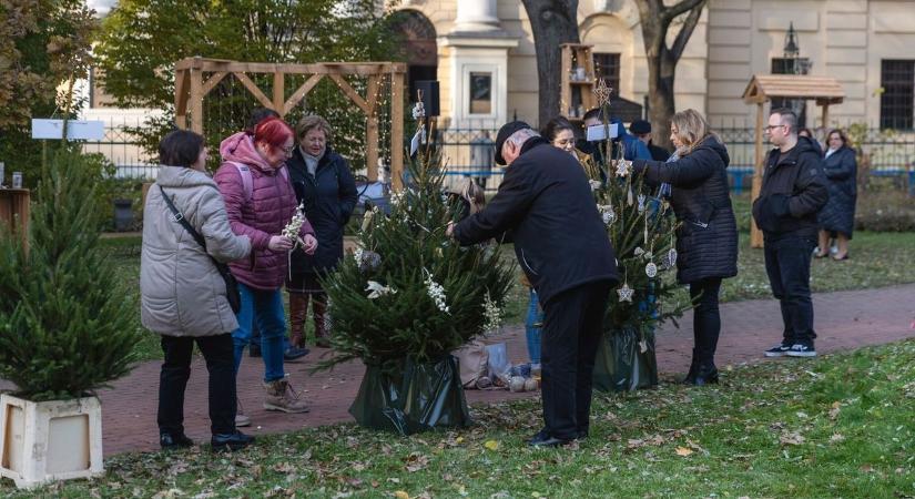 Lélekkertté alakult a debreceni Emlékkert az adventre – fotókkal, videóval