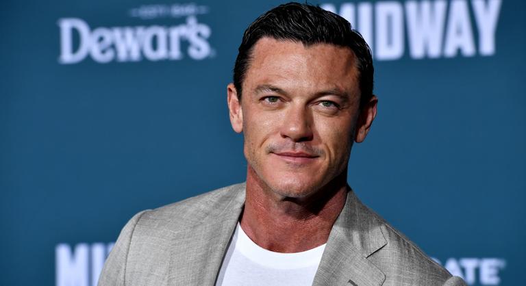 Luke Evans beismerte, „szörnyű szorongása” van a teste miatt