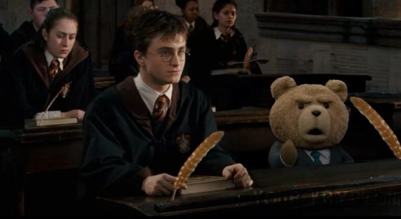 Szabadszájú medvénk, Ted kikötött Roxfortban és Harry Potterékre is rossz hatással van – videó