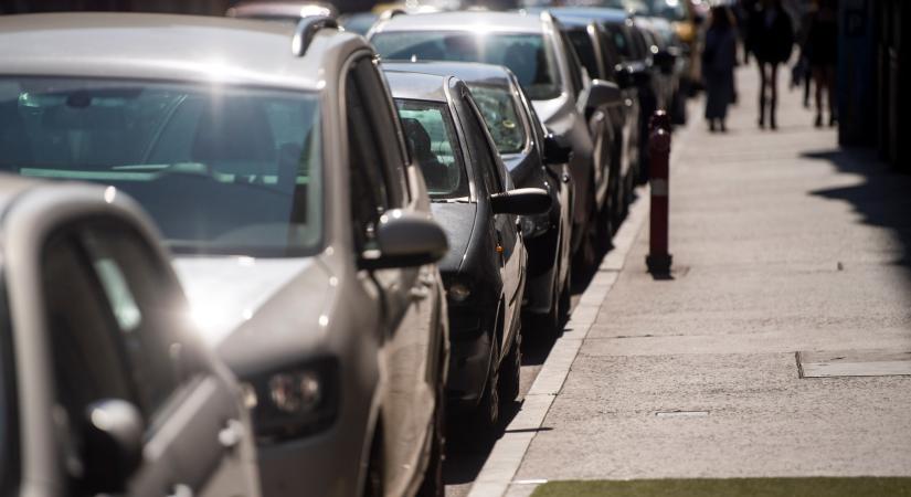 Eldőlt, jön a hétvégi fizetős parkolás Budapesten