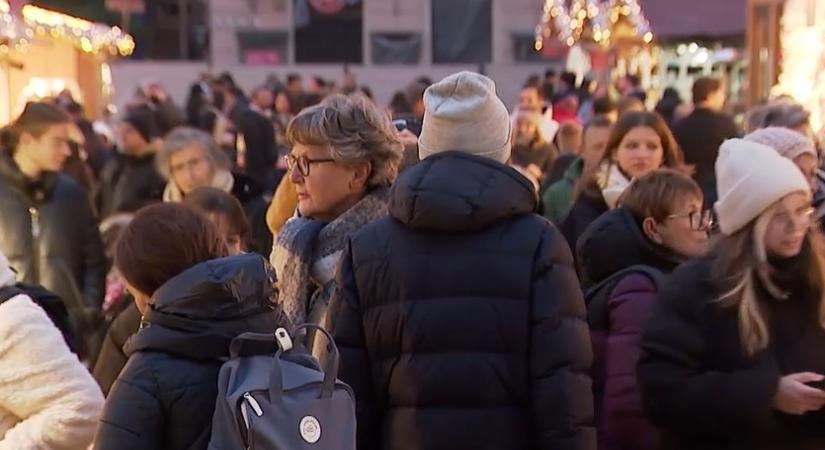 A brit nagykövet is csatlakozott a mézeskalácsszíveket sütő önkéntesekhez  videó