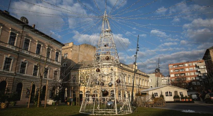 Hamarosan teljes pompájában ragyoghat az ünnepi díszbe öltözött Dósa nádor tér – fotókkal, videóval