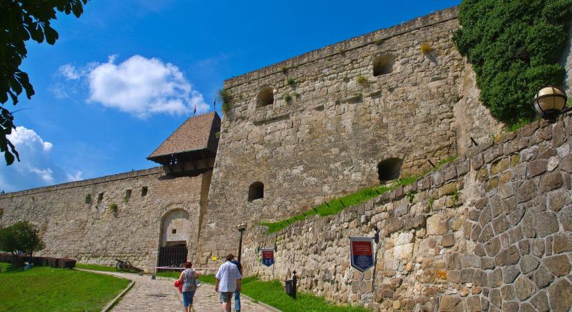 Népharagot okozott az egri vár mellett felállított szobor, a helyiek megoldották a problémát, bepelenkázták