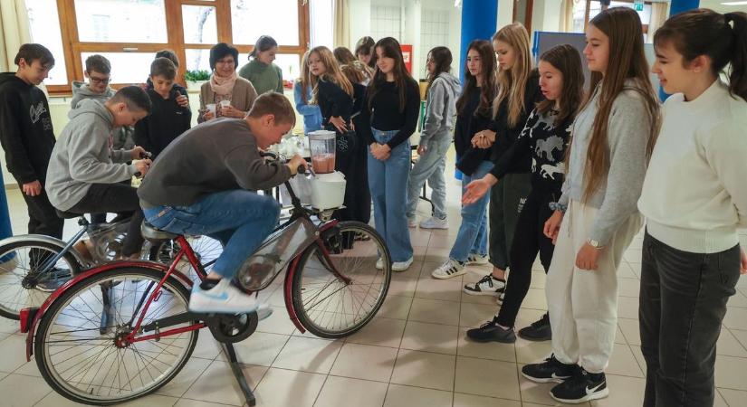 Hogy mik vannak: Tekerve turmixoltak a mórahalmi diákok