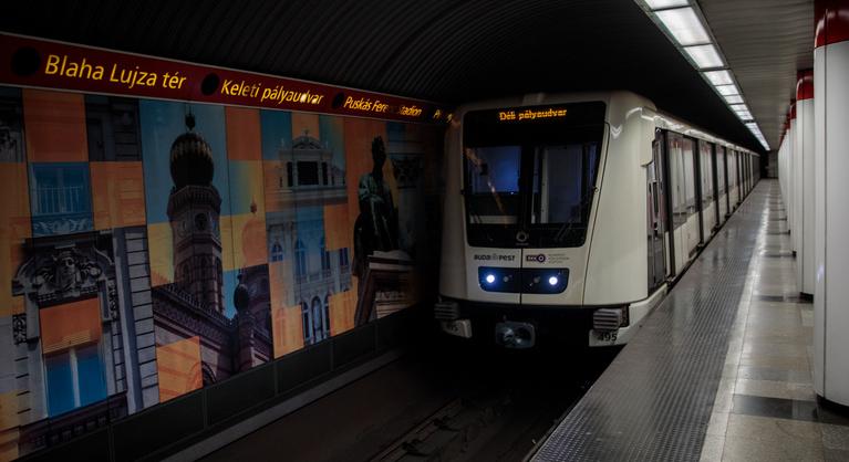 Leállt a 2-es metró, egy utasokkal teli szerelvény az alagútban rekedt