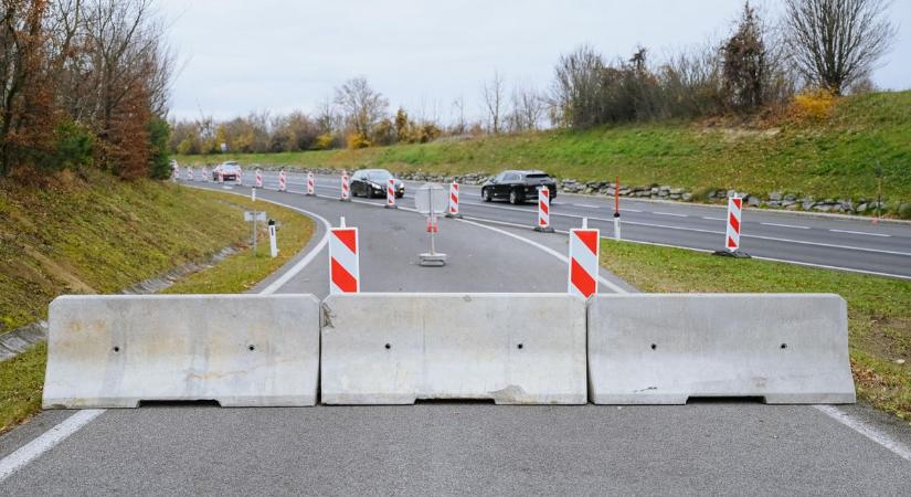 Betontorlasz zárja el az ingázók egérútját – Tovább nő a reggeli dugó a határon