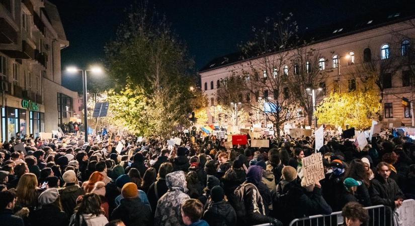 Maradjanak otthon, kéri támogatóit Călin Georgescu