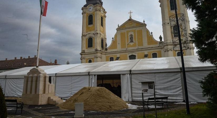 Már épül a jégpálya Gyöngyös Fő terén