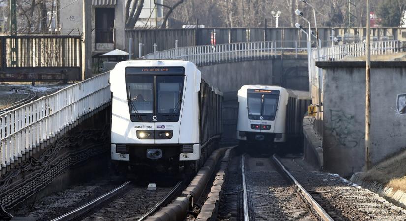 Leállt a 2-es metró, tűzoltók kísérik ki az utasokat a Duna alatt rekedt szerelvényből