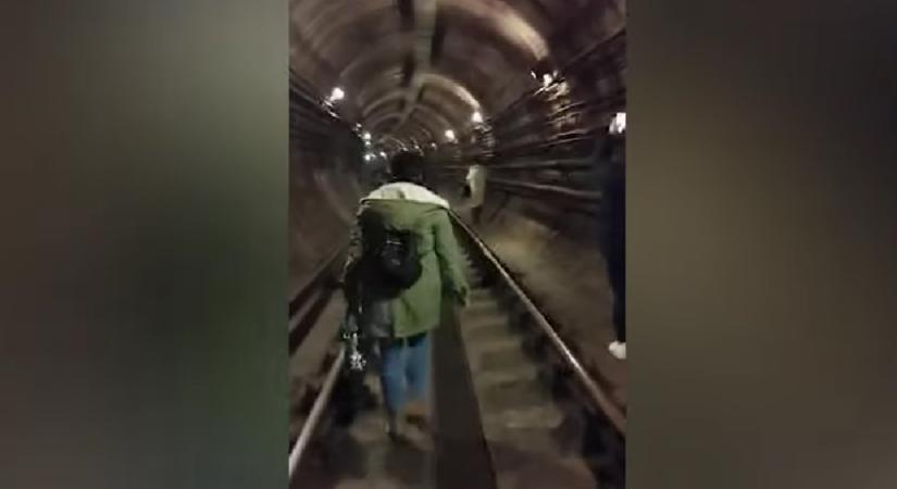 Leállt a 2-es metró Budapesten, az alagútban rekedtek az utasok