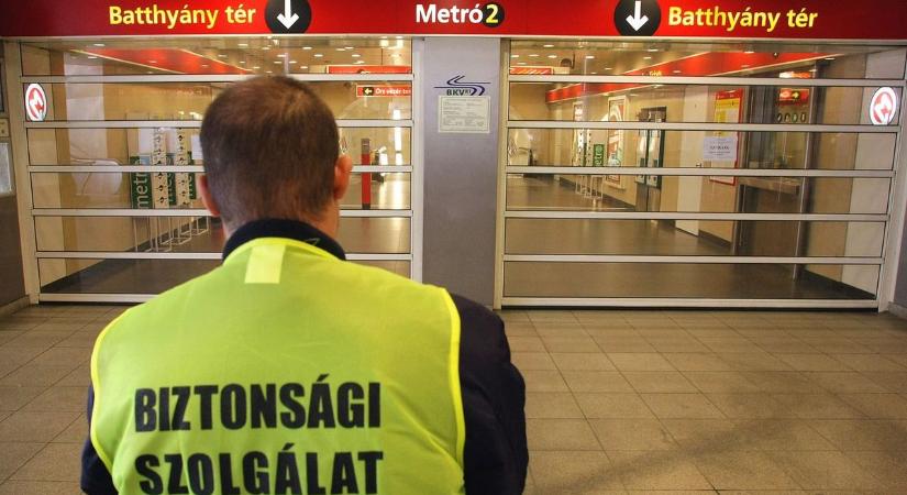 Füstölt a 2-es metró, lezárták a teljes vonalat