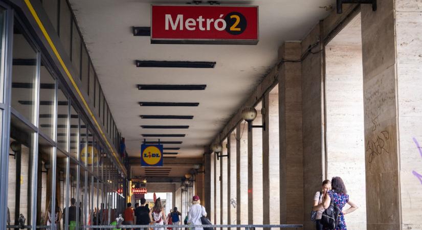 Leállt a 2-es metró, füst volt a Deák téri megállóban