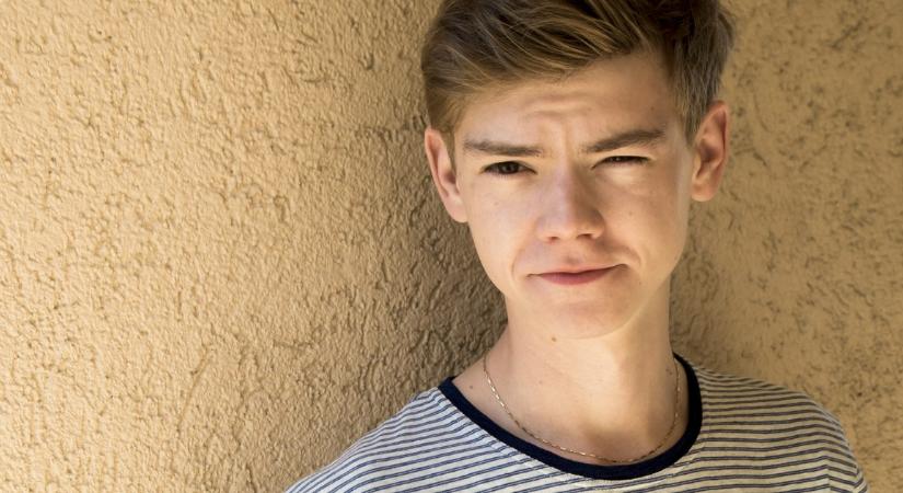 Emlékszel még az Igazából szerelem édes kisfiújára? Így néz ki most az 34 éves Thomas Brodie-Sangster