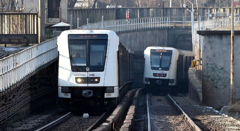 Duna alatt rekedt egy utasokkal teli metrószerelvény