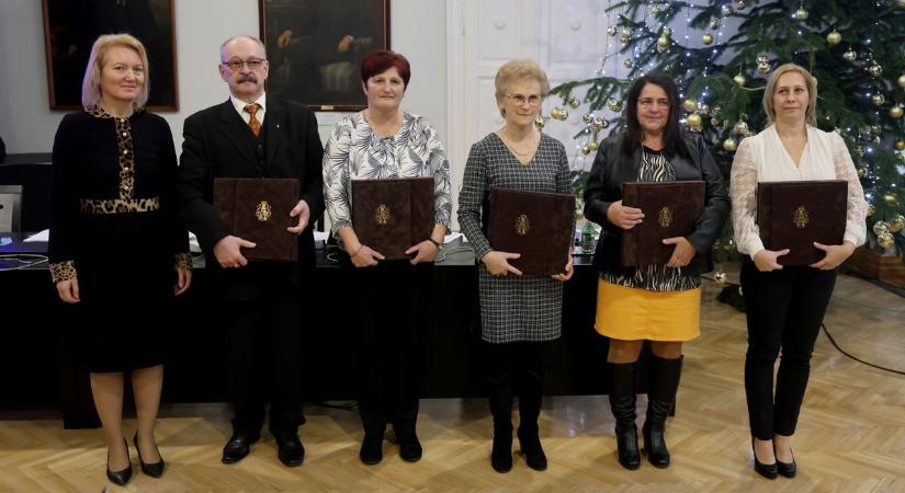 Szociális dolgozókat és a Miskolci Egyetem egyik dékánját is elismerték - képekkel