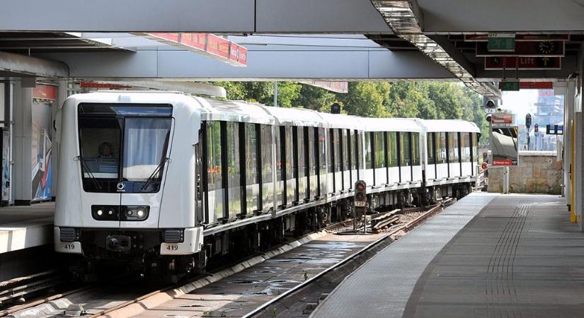 Riasztás a 2-es metróban, tűzoltók mentették ki az utasokat