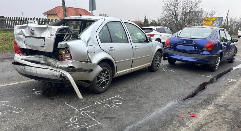 Négy (!) kocsi karambolozott Pécsen