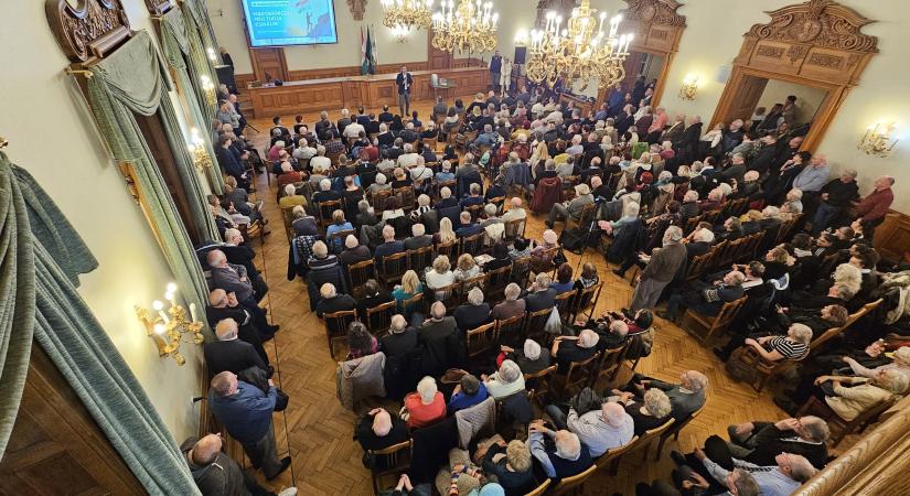 Teltház várta Menczer Tamást Pécsett, aki a nemzeti konzultációval kapcsolatban tartott lakossági fórumot