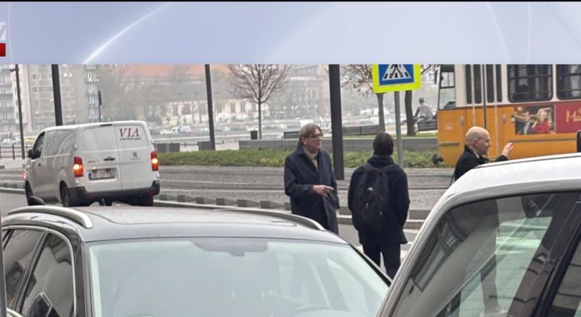 Budapesten a Parlament környékén kampányolt Guy Verhofstadt