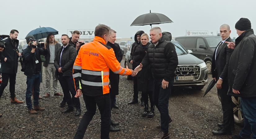 Megérkezett a Kassa közelében épülő Volvóba Fico, Saková is elkísérte