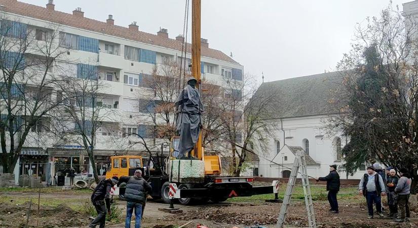 Átemelték új helyére a Szántó Kovács János szobrot