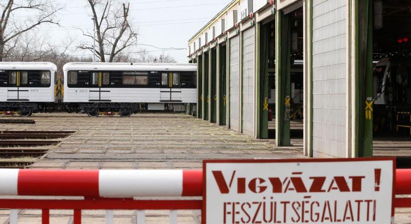 Videón mutatjuk, hogyan menekítették ki a 2-es metró utazóközönségét a Duna alól