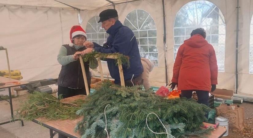 Ballószög ünnepi díszbe öltözött, Mikulás pár fogadja a településre érkezőket