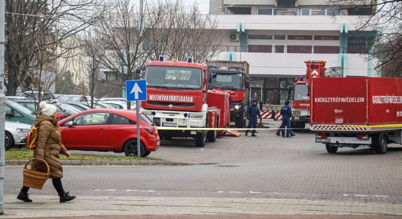 Lezárták a szolnoki Agóra előtti parkolót, tűzoltóautók is a helyszínre érkeztek