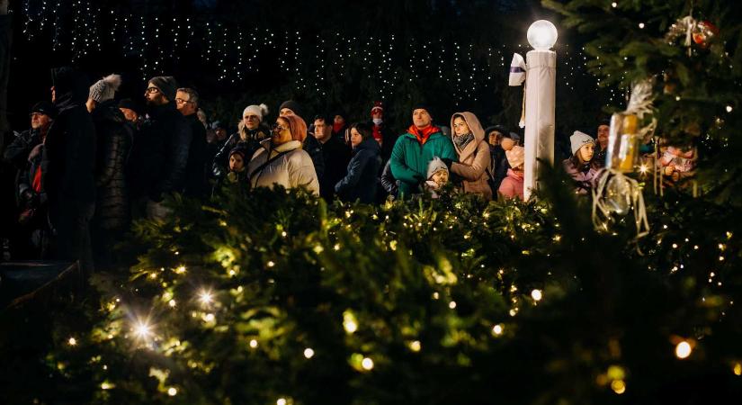 Gyertyagyújtás, vásárok, élő kalendárium – Így készülnek az adventre Csíkszeredában