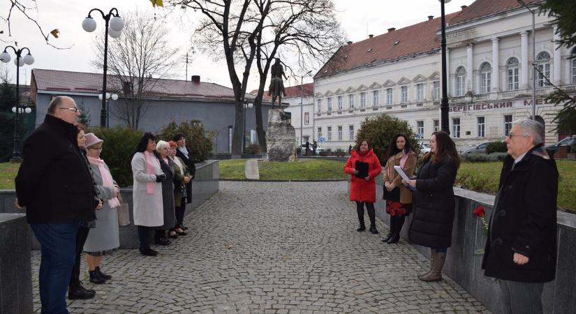 Emléktábla és újabb rózsahölgyek avatása Beregszászban - Akit szeretünk, azt nem felejtjük