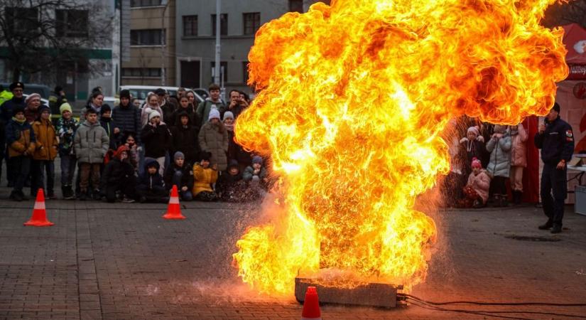 Óriási tűz tombolt egy szolnoki belvárosi parkolóban – galériával