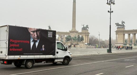 Egy plakátra került Putyin és Orbán Viktor