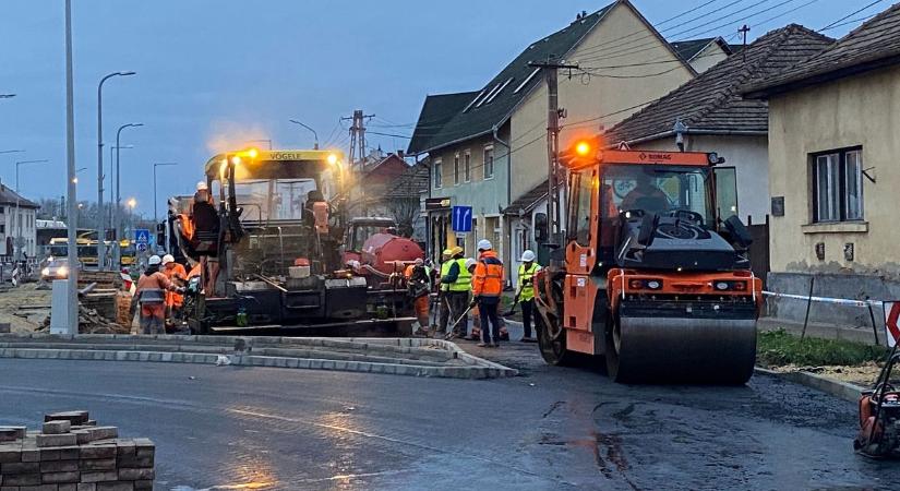 Kosztolányi utcai projekt: a vasútállomásnál aszfaltoznak