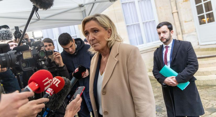 Csapdahelyzetben a francia kormány, engednek Le Pen követelésének