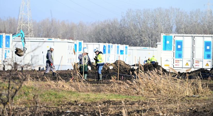 Begördült a 30 kamion, épül a gigantikus energiatároló Szolnok határában – videóval