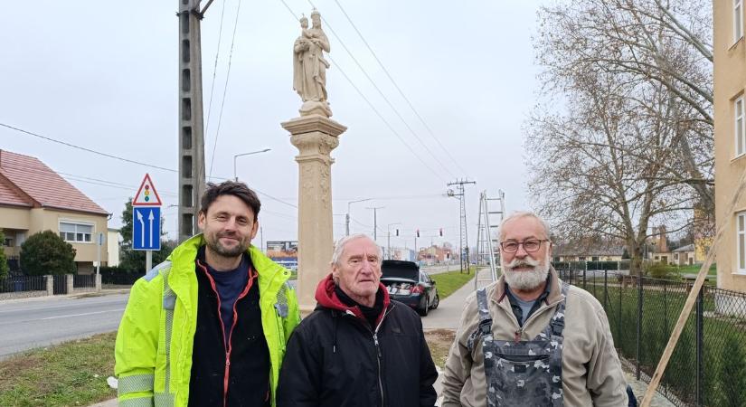 Visszakerült helyére Csorna legrégebbi híres szobra - videó