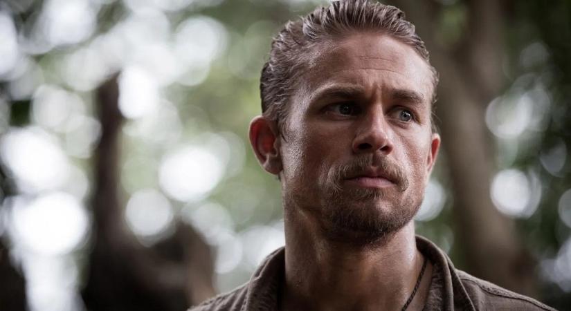 Charlie Hunnam felismerhetetlen Ed Gein szerepében a Szörnyeteg 3. évadában