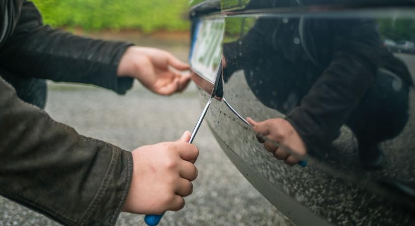 Megrongálta volt élettársa új párjának autóját