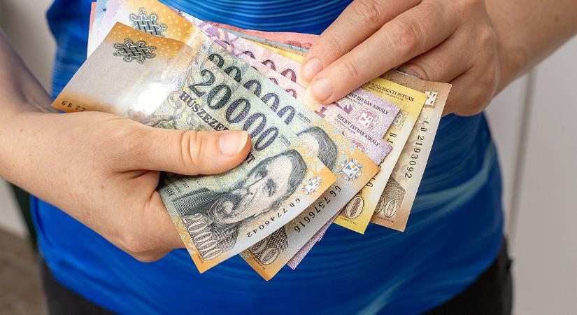 Reggelre megint megmászta a forint a 413-as magasságot