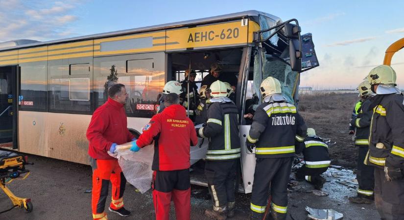 Két busz karambolozott Debrecenben, 19 embert kórházba szállítottak