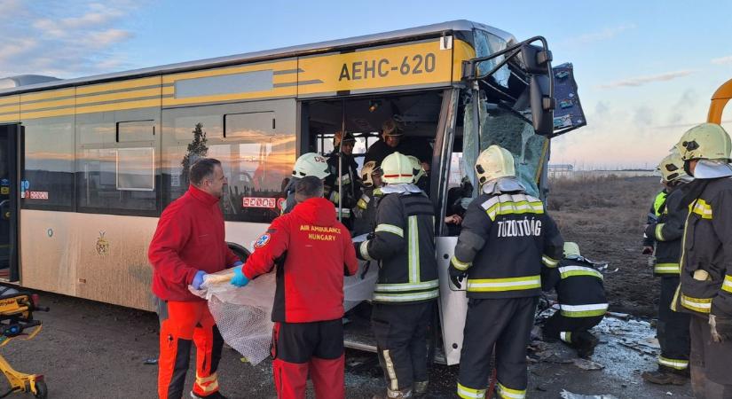 Durva helyszíni fotók jöttek a ma reggeli debreceni buszbalesetről