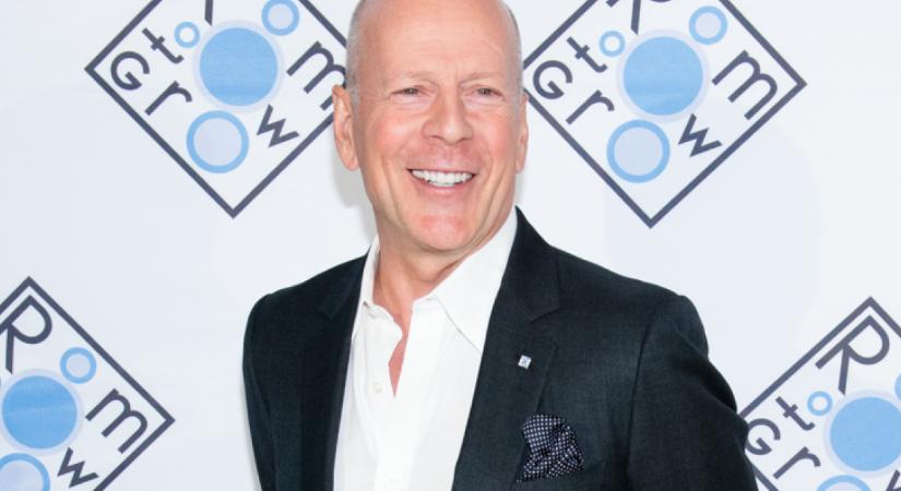 Bruce Willis lányai megindító fotót osztottak meg: szívszorító így látni a nagybeteg színészt