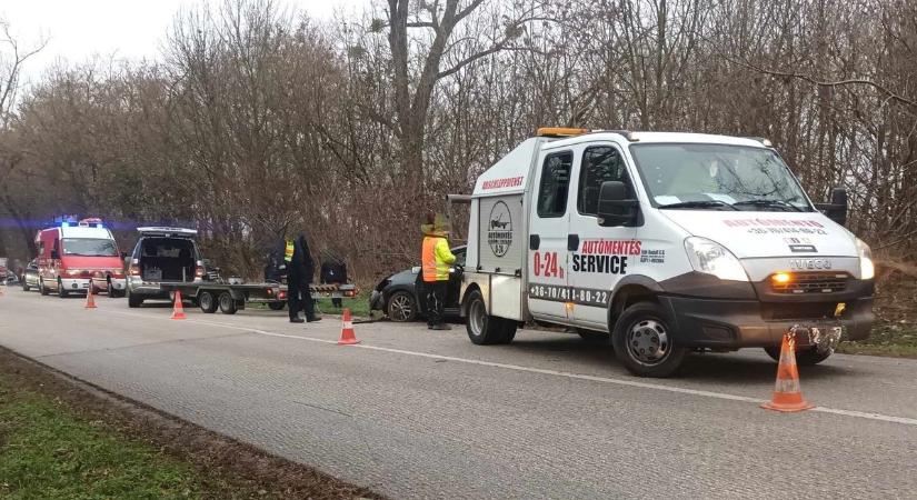 Helyszíni fotókon a tatai baleset: felborulva végezte az árokban az autó